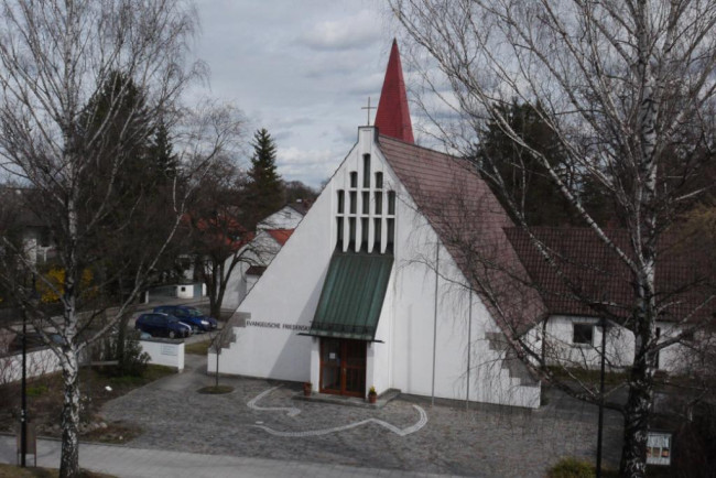 Kirche mit Vorplatz